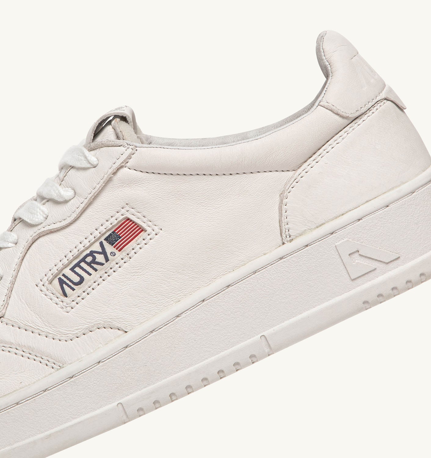 Medalist low Solid Goat - White