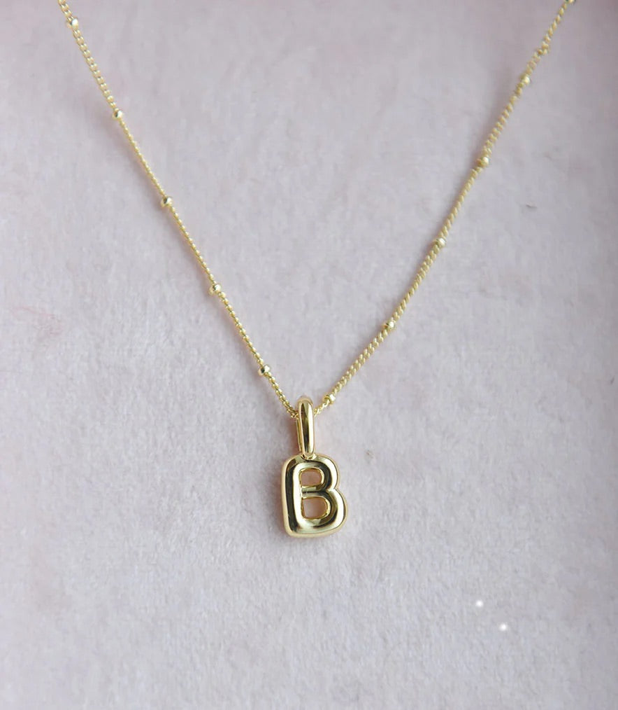 Smykke med bokstav