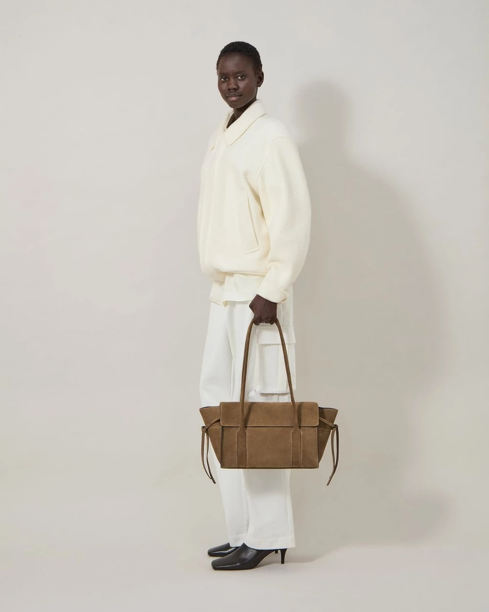 Småveske Small Soft Bayswater i Salcombe Sand med duskedetaljer på sidene