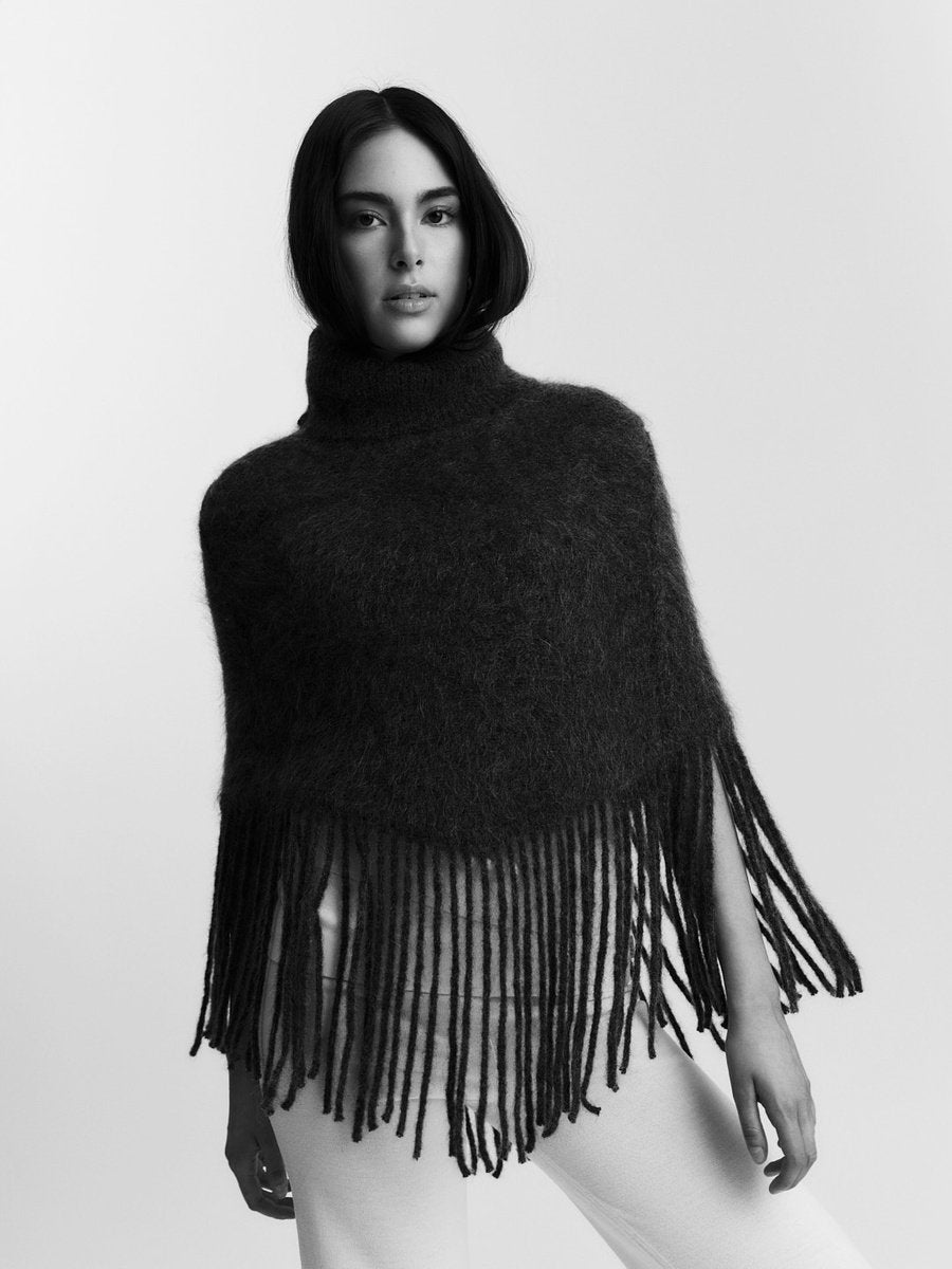 Nikola Chunky Poncho Black