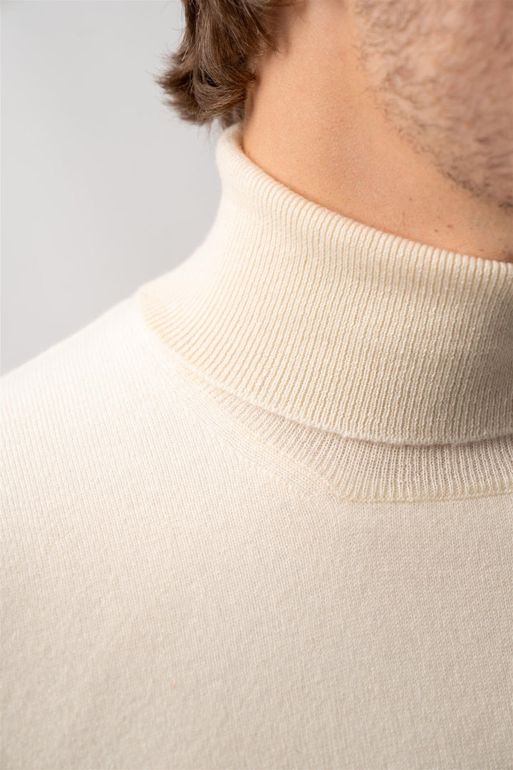 Turtle Neck - White