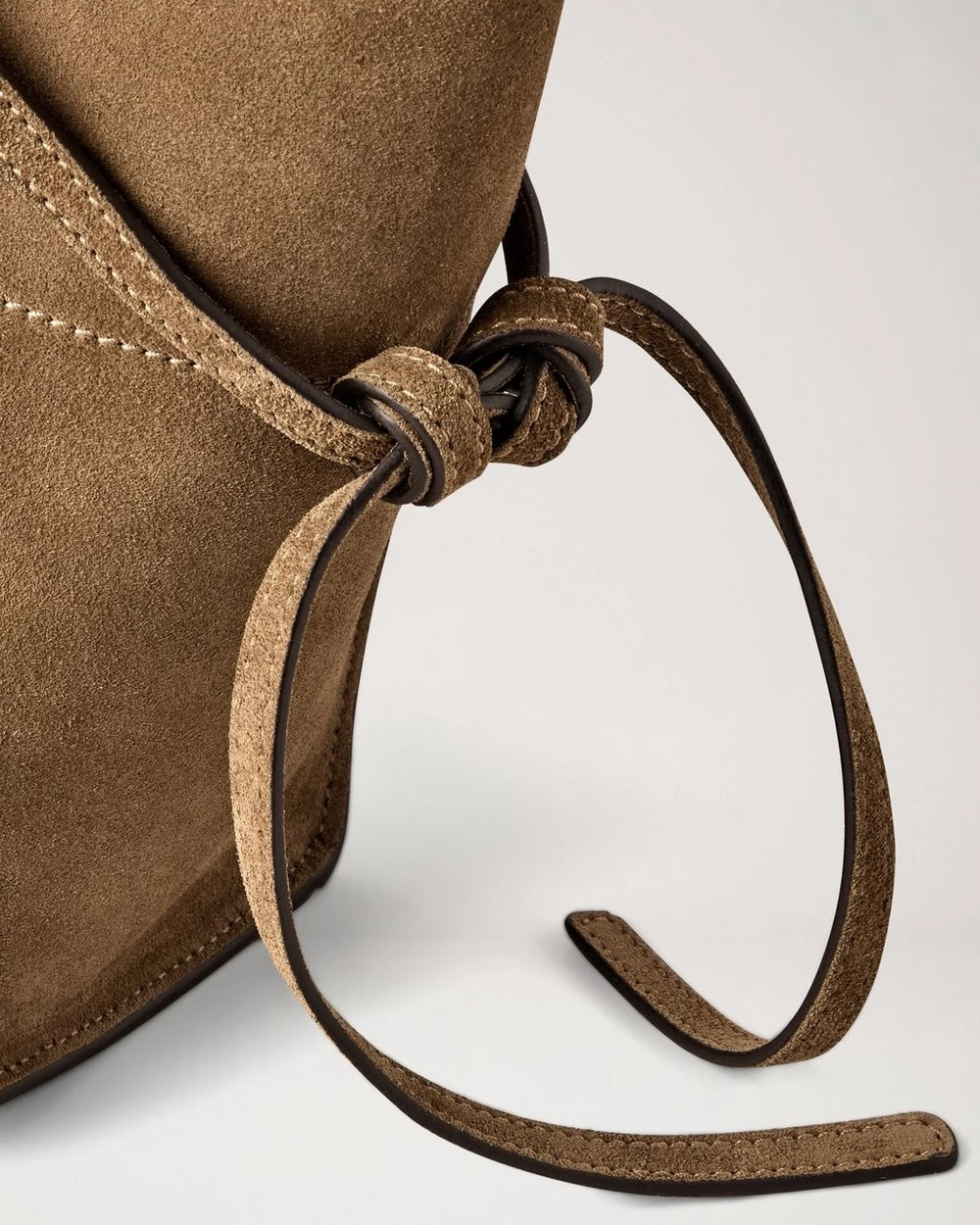 Mulberry Small Soft Bayswater småveske i Salcombe Sand liggende på hvit bakgrunn